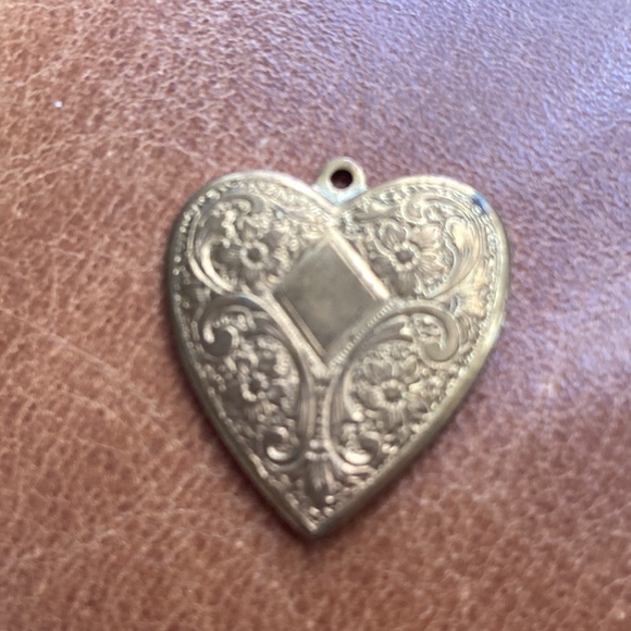 Vintage 1930s embossed heart pendant. Old patina brass. - Picture 3 of 4